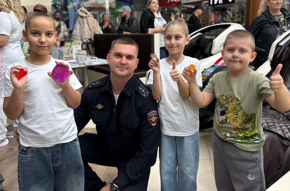 Сегодня в честь празднования в Российской Федерации Дня отца, сотрудники #ГосавтоинспекцииТольятти приняли участие в городском фестивале «ПаПаРад»