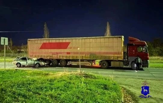 В Тольятти водитель Lada Priora врезался в стоящий большегруз и погиб