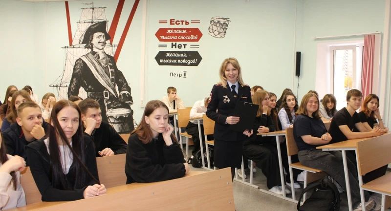 В Самарской области сотрудники полиции и общественники провели профориентационные беседы со студентами