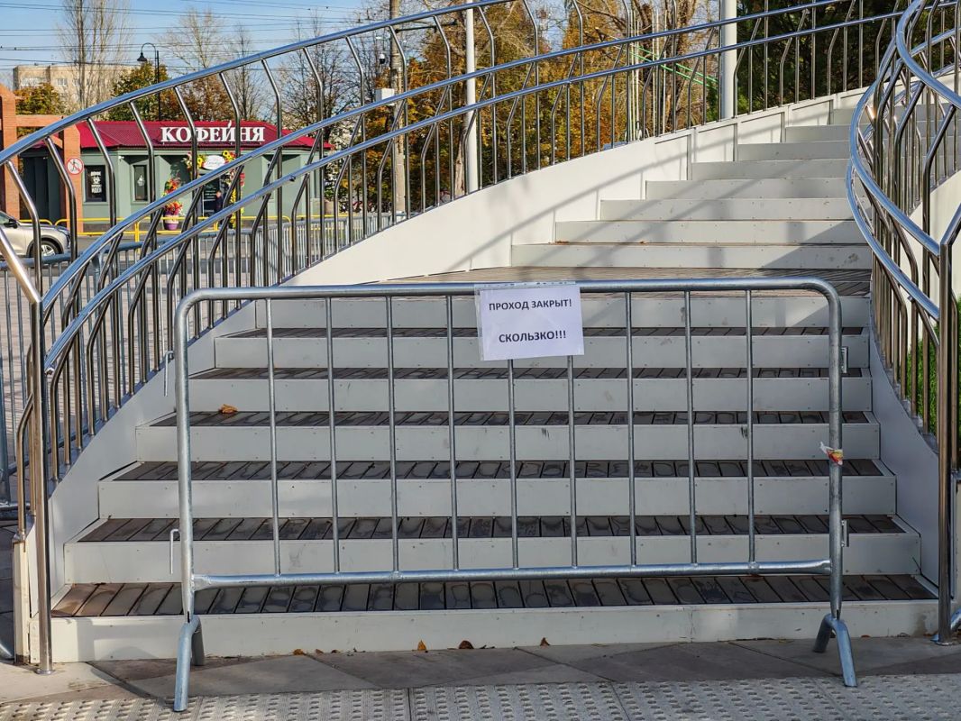 Уважаемые тольяттинцы, важное сообщение! Закрыт проход на лестницы на Центральной площади Уважаемые тольяттинцы, важное сообщение! Закрыт проход на лестницы на Центральной площади