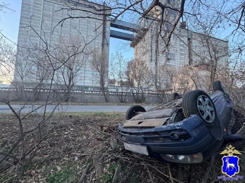 В Тольятти 48-летний водитель ВИС без прав уронил груз и перевернул Hyundai
